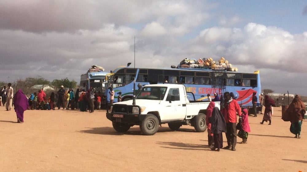 Dadaab, au Kenya, est considéré comme le plus grand camp de réfugiés du monde. Depuis 2016, les réfugiés qui y vivent sont confrontés à des pressions pour retourner en Somalie, où règne pourtant une crise humanitaire. Ici, des personnes déplacées attendent une distribution de nourriture vers Mogadiscio, la capitale somalienne. © Amnesty International