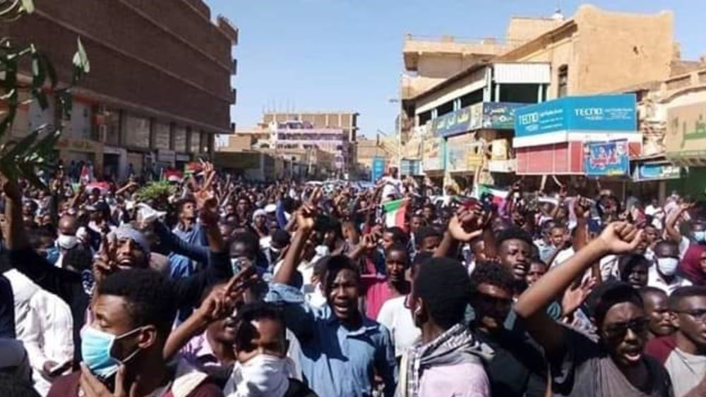 Des manifestants soudanais à Omdurman, dans la banlieue de Khartoum, alors qu'un rassemblement pro-Bashir se déroule dans la capitale.©DR
