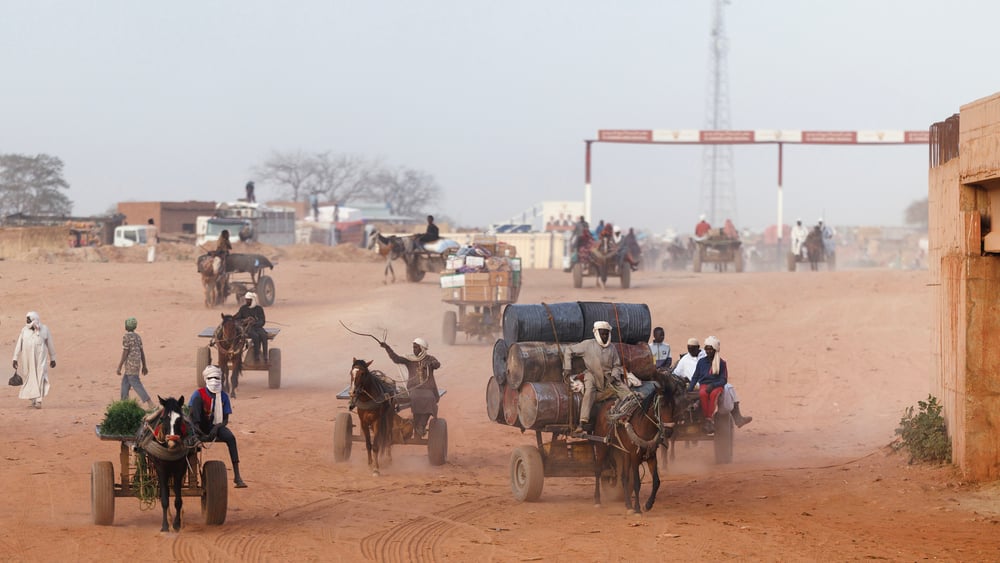 Des chariots transportant de la nourriture à la frontière entre le Tchad et le Soudan.