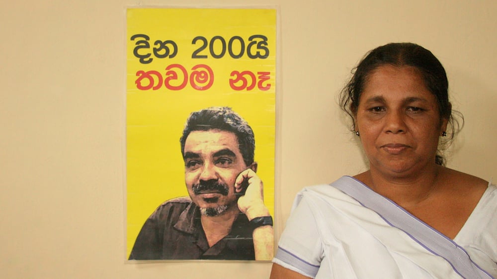 Sandya Eknaligoda avec un portrait de son mari Prageeth disparu © Droits réservés