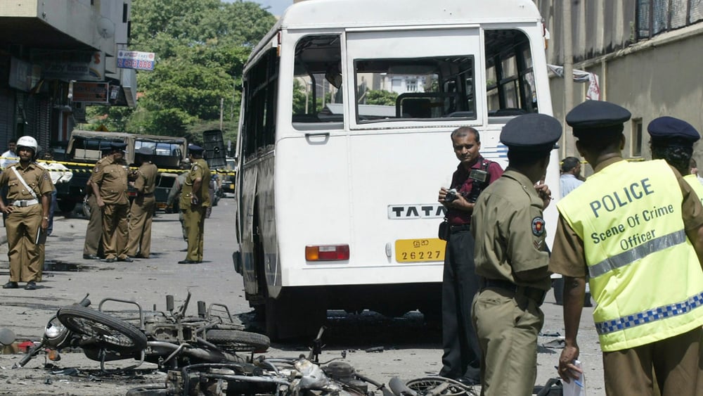 Des policiers sri-lankais mènent une enquête sur le site d'une explosion provoquée par des rebelles tamouls à Colombo, en mai 2007. ©APGraphicsBank