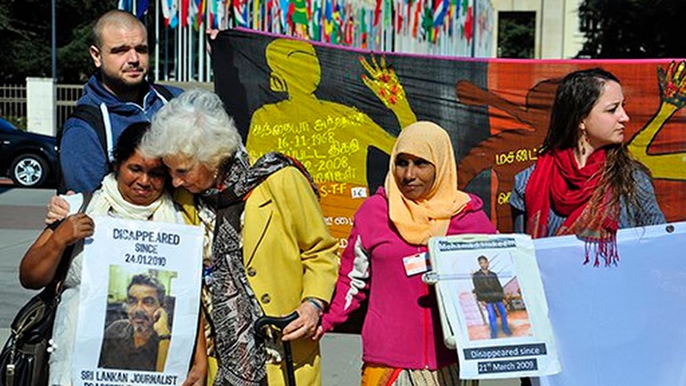 Vigile pour les personnes disparues au Sri Lanka avec Sandya Enknaligoda, Sithy Yameena et Estela de Carlotto, Genève, März 2015. © Jean-Marie Banderet