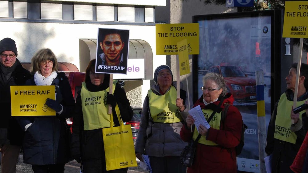 Amnesty exige que les droits humains deviennent les priorités du WEF. En 2015, des membres de l'ONG avaient manifesté pour la libération de Raif Badawi. ©  Amnesty International
