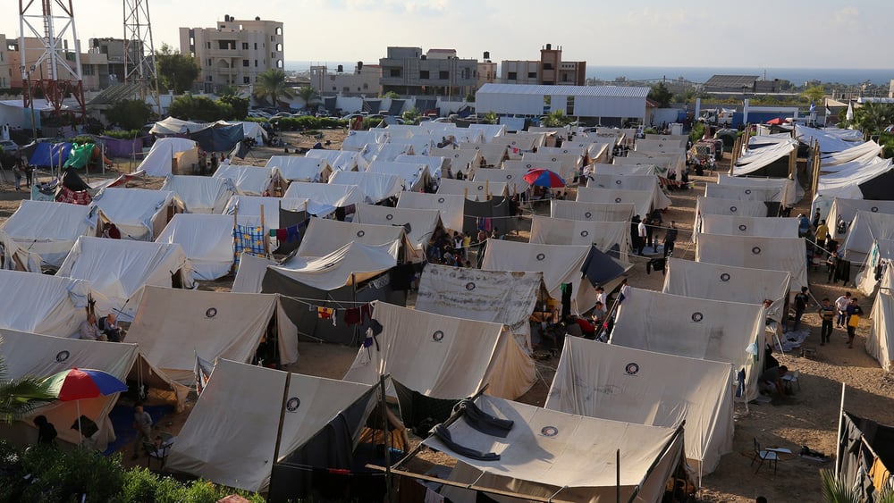 Dès le début de l'intensification du conflit, l'UNRWA a installé des structures pour accueillir les Palestinien·ne·x·s en quête de refuge, comme ici à Khan Yunis, dans le sud de la bande de Gaza, le 19 octobre 2023. © Majdi Fathi/NurPhoto via Getty Images