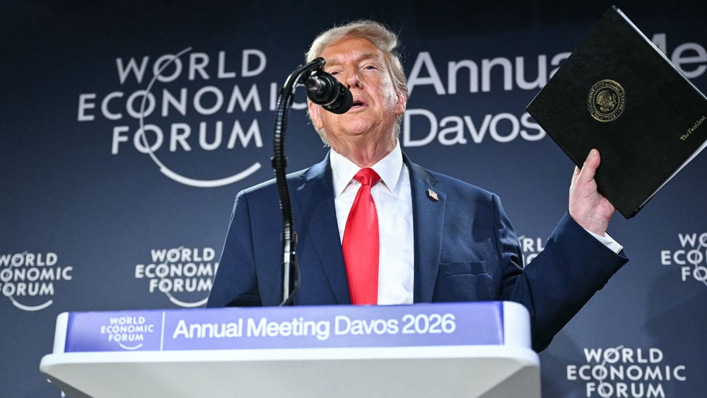 Donald Trump s'exprime en marge de la réunion annuelle du Forum économique mondial à Davos, le 21 janvier 2026. ©Mandel NGAN / AFP via Getty Images