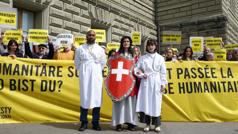 Le 29 avril, des activistes ont remis à la chancellerie fédérale deux pétitions demandant un cessez-le-feu à Gaza et le maintien du finacement de l'UNRWA a été remise à la Chancellerie fédérale munies de plus de 45 000 signatures. © Amnesty Suisse