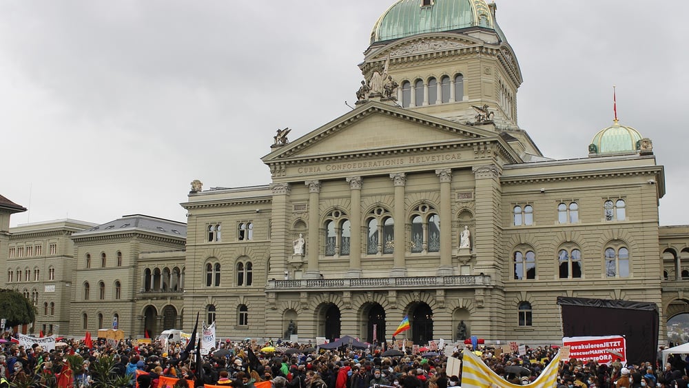On ne retrouvera pas la vue des personnes rassemblées pour manifester sur la place fédérale jusqu'au fêtes de Noël. Le conseil communal de Berne a en effet annoncé qu'il n'autorisera plus de manifestations d'ampleur et de cortèges jusqu'au 24 décembre. © Amnesty Suisse