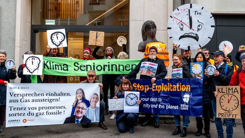 Des représentant·e·x·s des ONG participantes, dont Amnesty Suisse, ont remis la lettre ouverte à l'Assurance suisse contre les risques à l'exportation (SERV) à Zurich. © Caroline Scholl, Campax