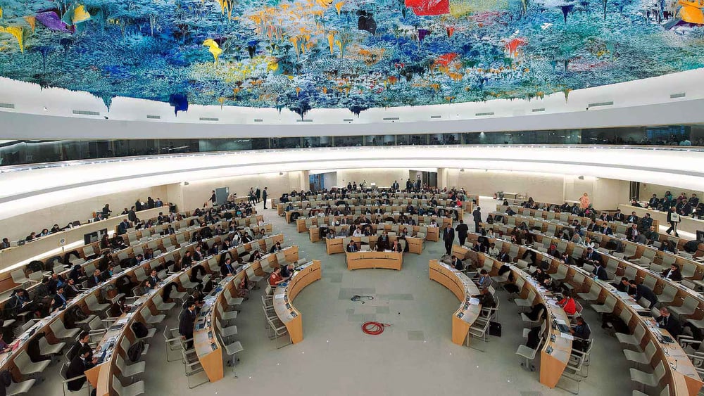 Tous les quatre ans et demi, les États membres des Nations unies sont interrogés sur la manière dont ils respectent les droits humains, un mécanisme du Conseil des droits de l'homme appelé Examen Périodique Universel (EPU). Ils doivent répondre aux questions de leurs pairs, qui formulent également des recommandations. © UN Photo