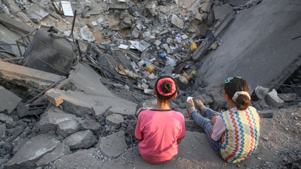 Deux enfants sur les décombres d'un foyer qui habritait 17 personnes, détruit en août à Gaza. © Majdi Fathi/NurPhoto