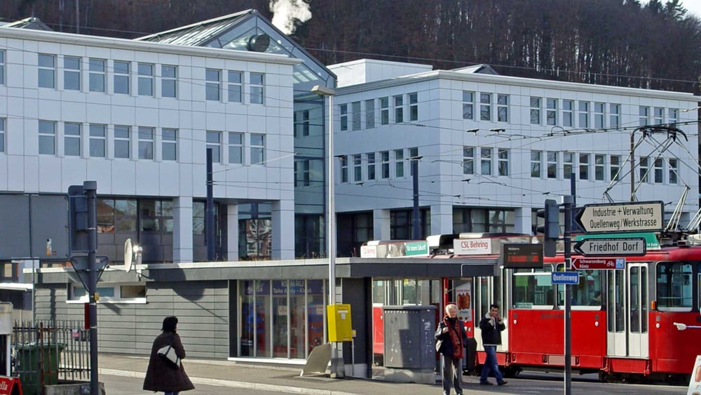 Le Secrétariat d'Etat aux migrations (SEM) –ici le bâtiment principal à Berne– a suspendu les procédures et les décisions d'asile pour les personnes ayant fui la Syrie. © Yesuitus2001/ wikicommons