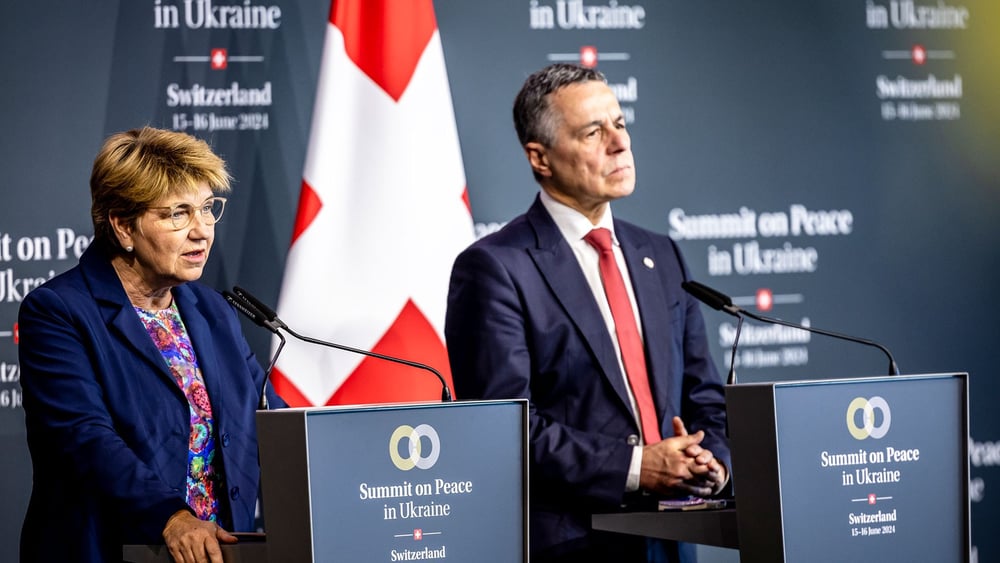 La Conseillère fédérale Amherd et son collègue Cassis répondent aux questions des médias après la première conférence de paix sur l'Ukraine au Bürgenstock, 16.06.2024 © KEYSTONE/EDA/POOL/Michael Buholzer via flickr