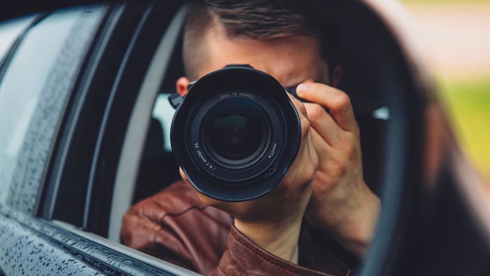 La loi permettrait par exemple de filmer ou de photographier quelqu'un sur son balcon, voire dans son appartement, dès lors que cette surveillance peut se faire depuis le territoire public, et ce sans que l’autorisation d’un juge ne soit nécessaire.