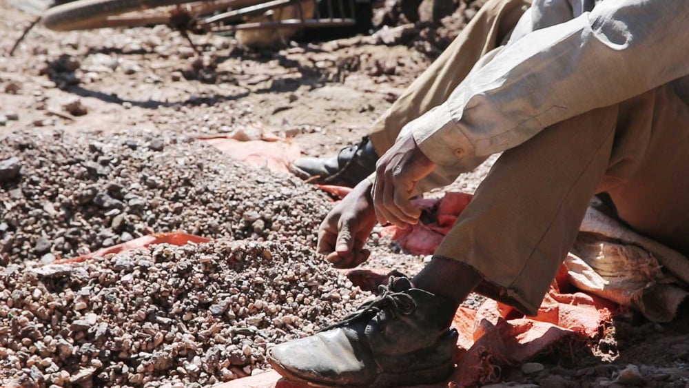 Un mineur trie des morceaux de cobalt en République démocratique du Congo: la réglementation proposée pour le commerce de ces minerais de conflit est bien trop faible. © Amnesty International