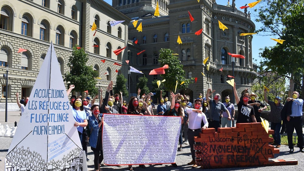 Remise de la pétition et vol d'avions en papier à Berne, le 23 juin 2020: Une pétition ayant récolté 50'000 signatures demande à ce que la Suisse fasse plus pour les réfugié·e·s des îles grecques.  © Amnesty International