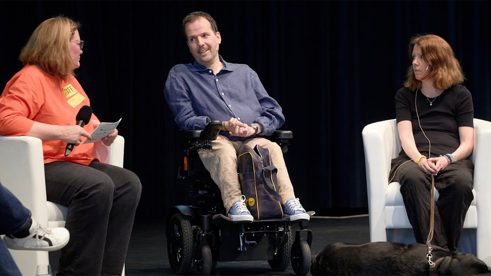 Alexandra Karle, présidente d'Amnesty Suisse (gauche), Sébastien Kessler, député au Grand Conseil vaudois (centre) et Karin Huber, membre du comité de l'initiative pour l'inclusion et du comité du réseau Avanti, pendant la table ronde sur l'initiative pour l'inclusion. © jakobineichen.ch