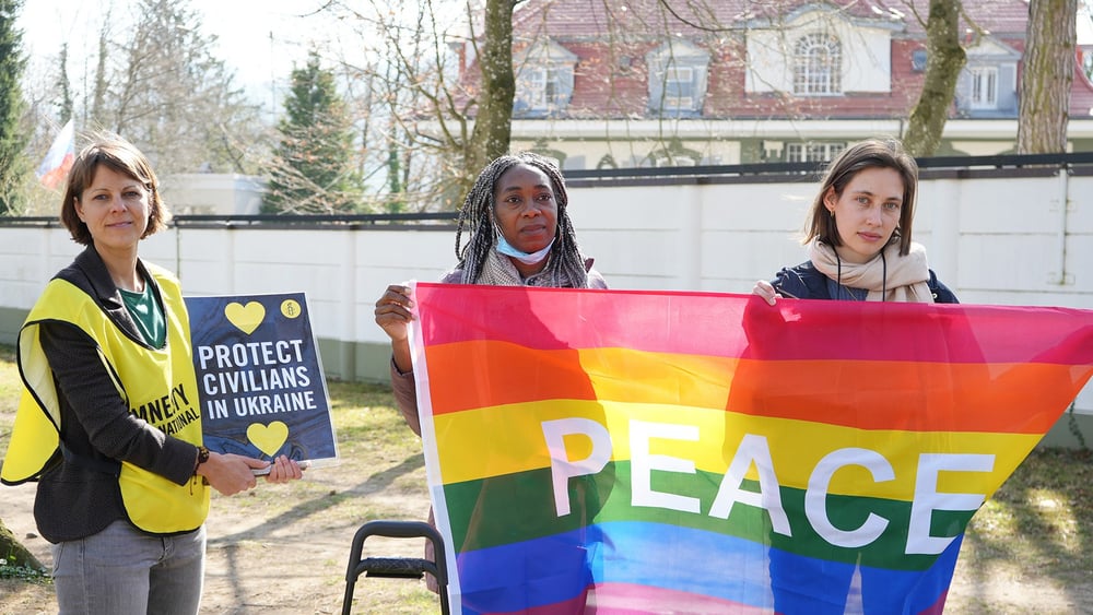 Remise d'une pétition demandant la fin de la guerre en Ukraine devant l'ambassade de Russie à Berne, en mars 2022. Cette action a valu une amende à une collaboratrice d'Amnesty. ©Amnesty International