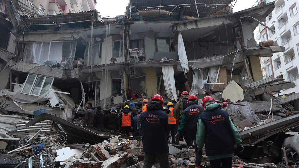 À Diyarbakir en Turquie, les équives de sauvetage tentent de dégager des survivant·e·x·s. © IMAGO/SNA/Sertac Kayar