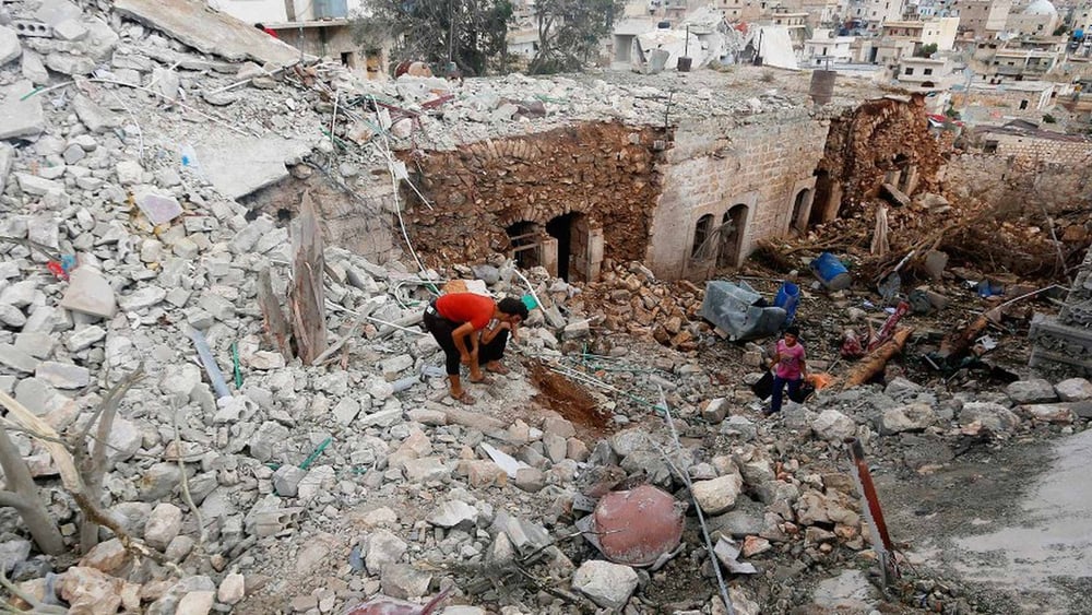 Des civils inspectent un site touché par des frappes aériennes russes, dans la province d'Alep en Syrie. © REUTERS/Ammar Abdullah
