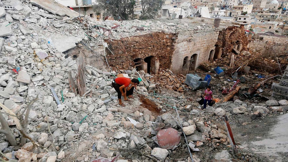 Des civils inspectent un site touché par des frappes aériennes russes, dans la province d'Alep en Syrie. © REUTERS/Ammar Abdullah