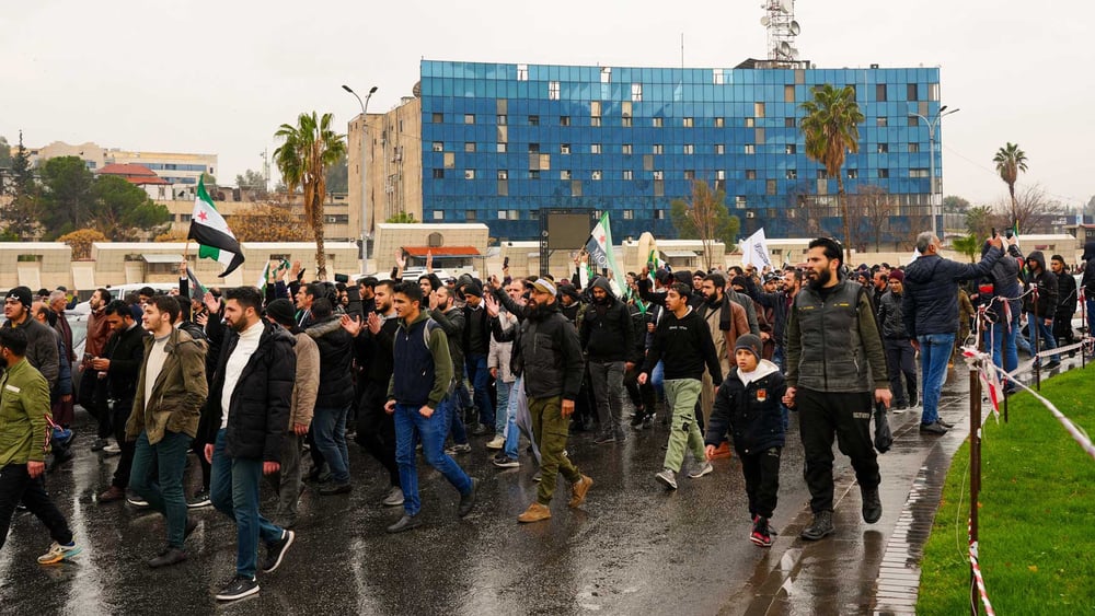 Des manifestant·e·x·s rassemblé·e·x·s le 7 mars 2025 dans la capitale Damas pour exprimer leur soutien au nouveau gouvernement qui affronte les pro-Assad dans les villes côtières. © RamixAlsayed / imago