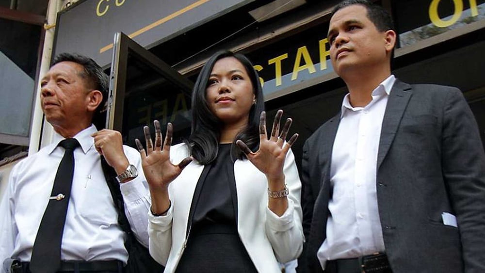 Au milieu: La défenseure des droits humains et avocate Sirikan Charoensiri (June) © Banrasdr