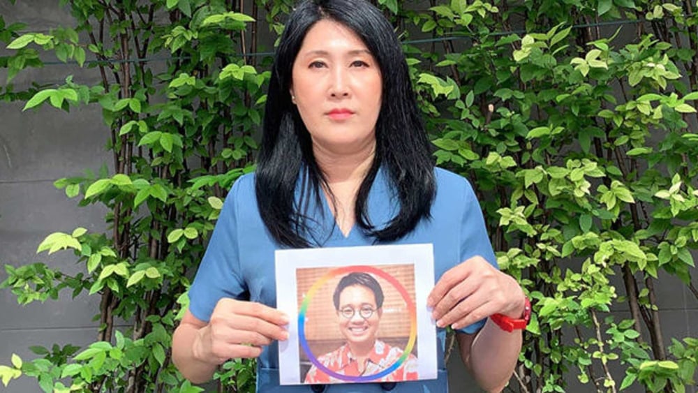 La soeur de Wanchalarm Satsaksit, Sitanan Satsaksit, avec une photo de son frère disparu. © C. Khaosod English