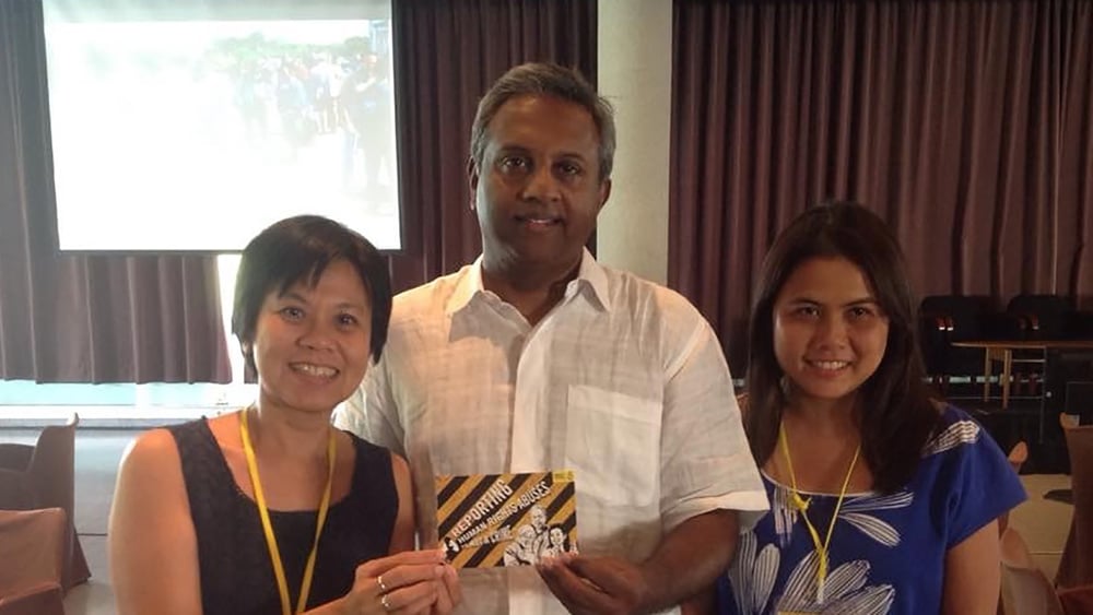 Pornpen Khongkachonkiet (à gauche) avec Salil Shetty, Secrétaire général d'Amnesty International lors d'une rencontre à Barcelone.© Amnesty International