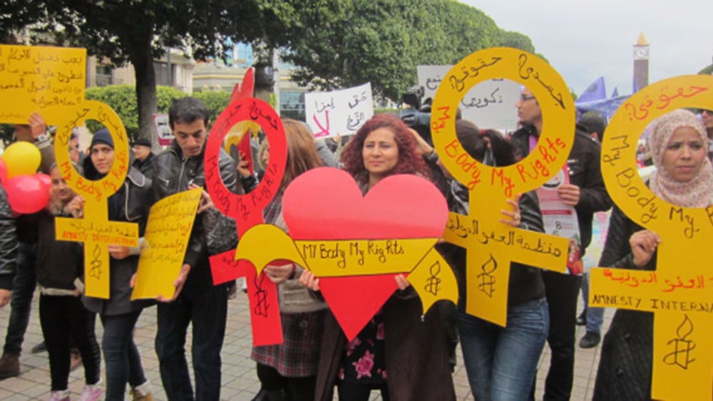 Des défenseurs et défenseuses des Droits des femmes participent à une marche à Tunis. © Amnesty International