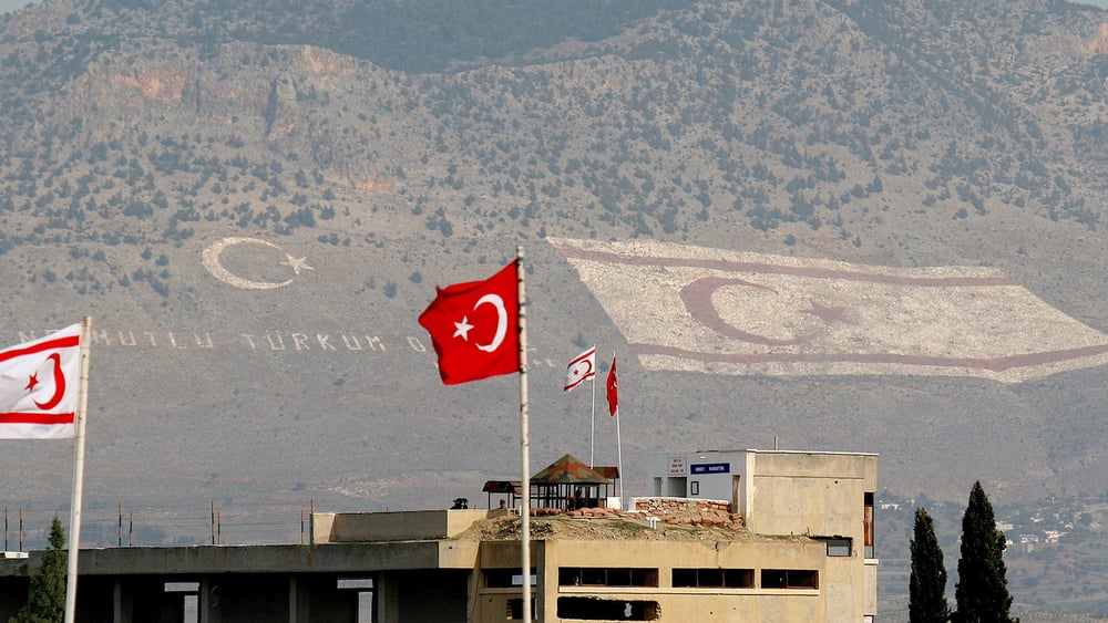 Un projet de loi déposé au parlement turc permettrait dans certains cas, d’annuler la condamnation d’une personne pour agression sexuelle sur mineur si l’agresseur épouse sa victime.© Press Association/AP/Petros Karadjias