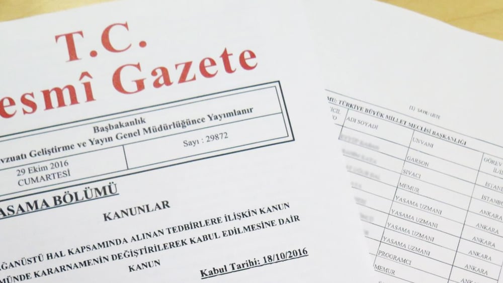 Les noms des personnes licenciées sont publiés dans le bulletin officiel. © Amnesty International