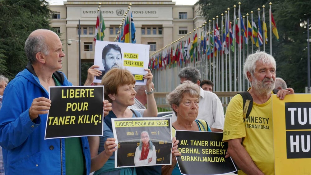La société civile se mobilise également dans le monde entier. Des manifestations ont eu lieu dans de nombreux pays, ici à Genève le 10 juillet 2017. © Amnesty International