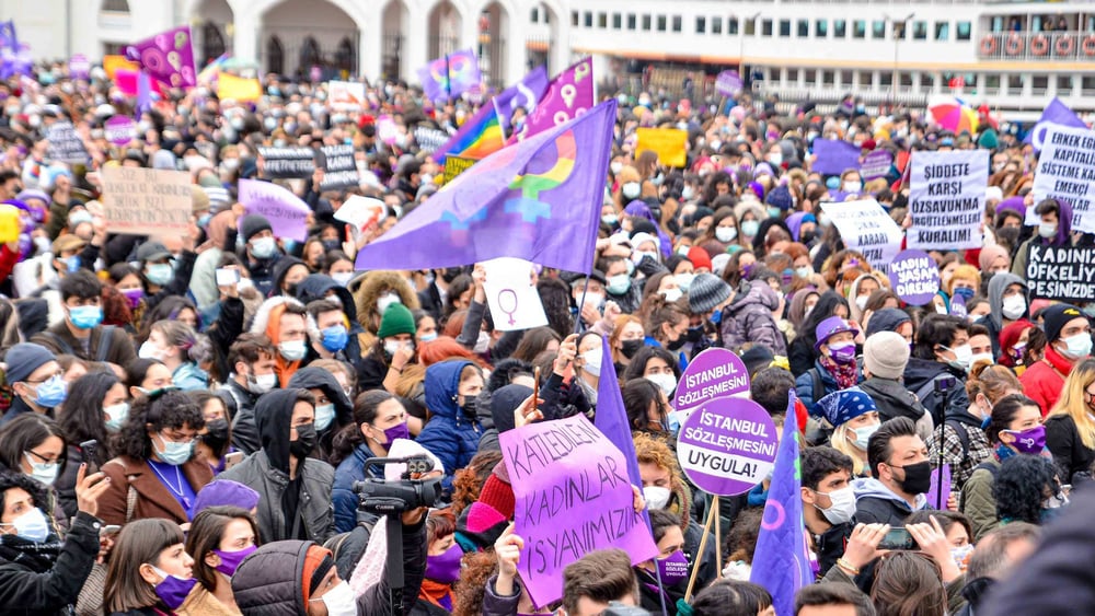 Des milliers de personnes se sont rassemblées à Istanbul pour protester après que la Turquie a annoncé son intention de se retirer de la Convention d'Istanbul. © Amnesty International