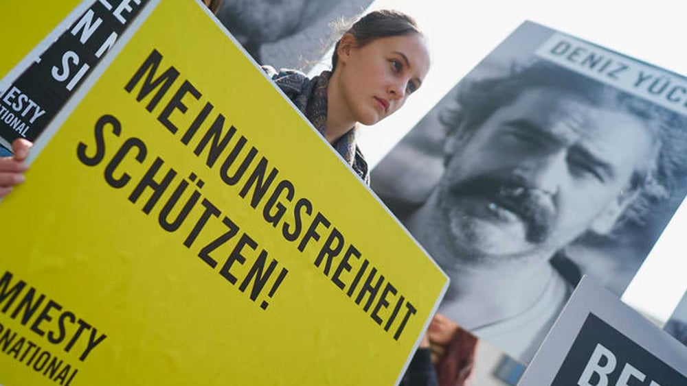 Des militant·e·s d'Amnesty International demandent la libération de Deniz Yücel et des autres journalistes emprisonné·e·s en Turquie devant l'ambassade de Turquie à Berlin, le 3 mai 2017. © Amnesty International / Henning Schacht