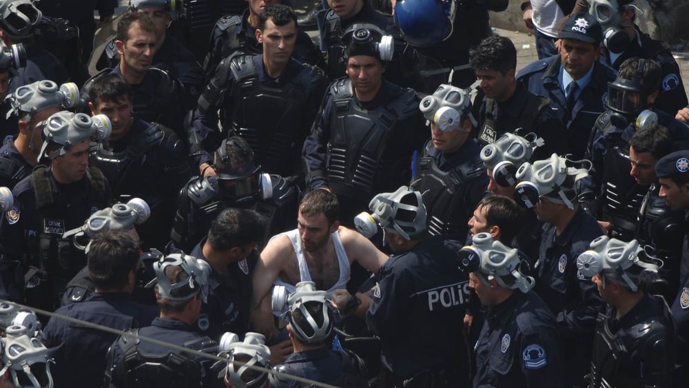 Des policiers turcs encerclent un manifestant à Istanbul le 28 avril 2018. © Yasemin Yurtman CandemirShutterstock.com Türkei