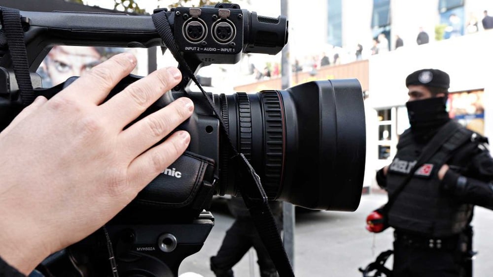 Des policiers empêchent les manifestants de protester devant une société de presse qui doit être fermée car elle avait critiqué le gouvernement. Istanbul, 2015.