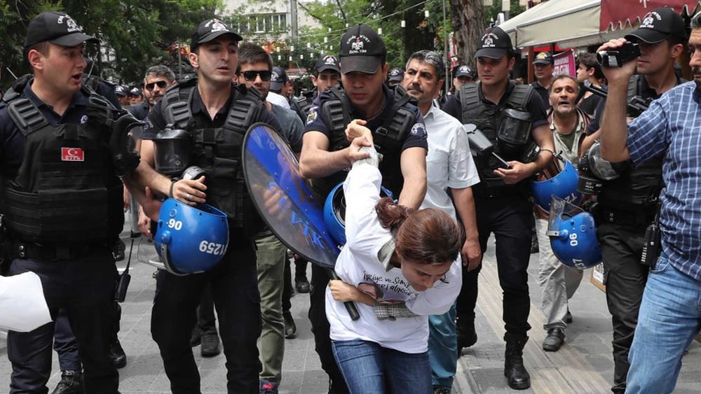La police turque prend des mesures sévères contre les manifestantes et manifestants. ©  Begum Basdas