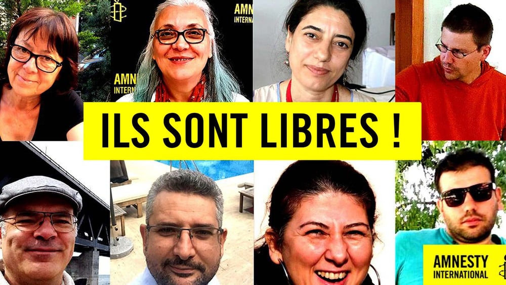 Les huit défenseurs des droits humains mis en libération conditionnelle le 25 octobre 2017, dont Idil Eser, présidente d'Amnesty Turquie. © Amnesty International