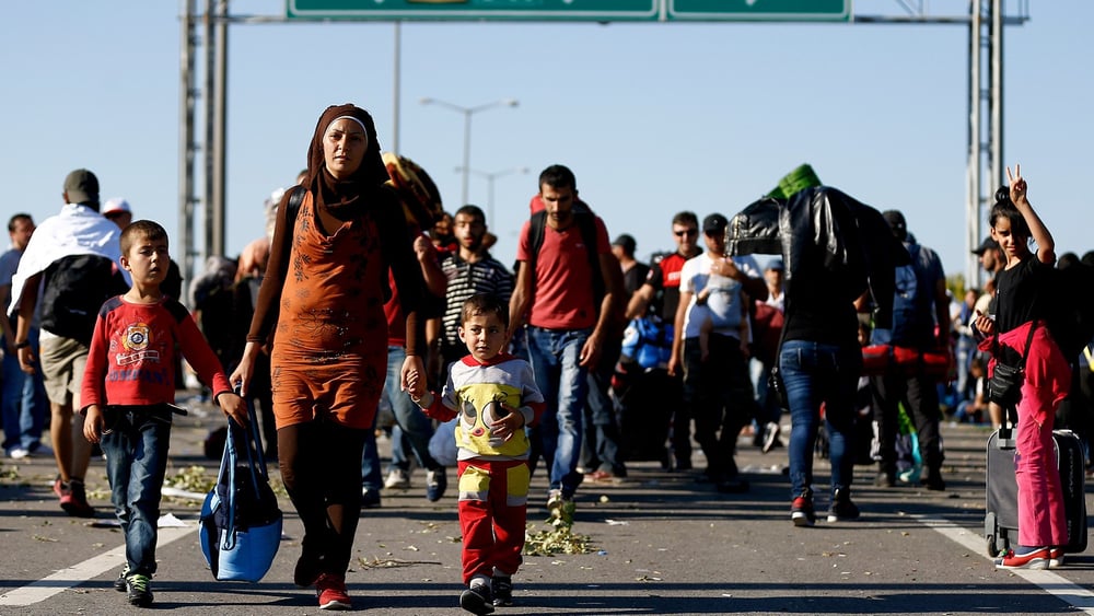 Des réfugié·e·s marchant sur l'autoroute près de Edirne en Turquie. Le 19 septembre 2015. © Reuters/Osman Orsal