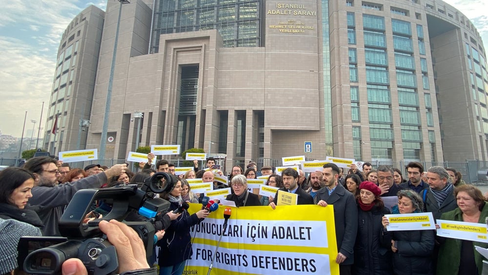 Aucun verdict n'est tombé dans le procès des 11 défenseur·e·s des droits humains le 19 février 2020 à Istanbul. © Amnesty International Turquie / Fırat Doğan