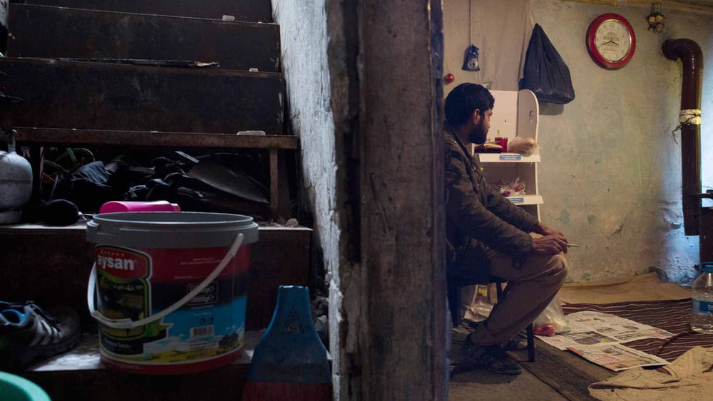 Un demandeur d'asile afghan dans son abri d'Istanbul. Près de trois millions de réfugiés ne bénéficient d'aucune aide pour trouver un logement. © Amnesty International