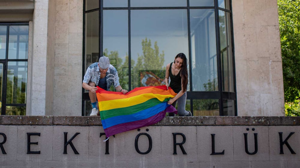 Melike Balkan et Özgür Gür avec le drapeau LGBTI* sur le campus de leur université. Le rectorat a interdit la tenue de la marche des fiertés en 2019, ce à quoi les étudiants se sont opposés. Ils sont aujourd'hui menacés d'emprisonnement. ©Akin Celiktas