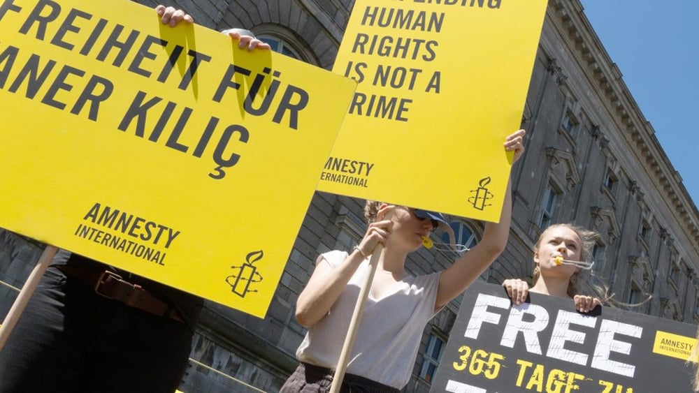 Dans le monde entier, les gens ont fait campagne pour la libération de Taner Kılıç, comme ici à Berlin le 6 juin 2018. © Amnesty International / Vanya Püschel