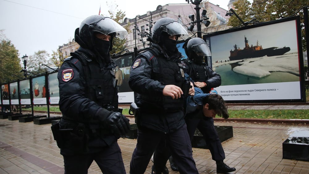 À Moscou, des policiers russes arrêtent un manifestant russe lors d'un rassemblement non autorisé pour protester contre l'invasion militaire de l'Ukraine et la mobilisation partielle, le 24 septembre 2022. © 2022 Contributor#8523328