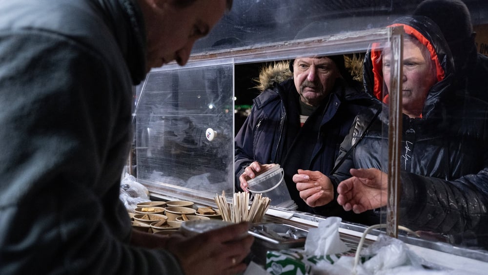 Des vétérans ukrainiens viennent en aide aux personnes transies de froid à Kiev en leur offrant des boissons chaudes et à manger. 27 janvier 2026. © Danylo Antoniuk / imago