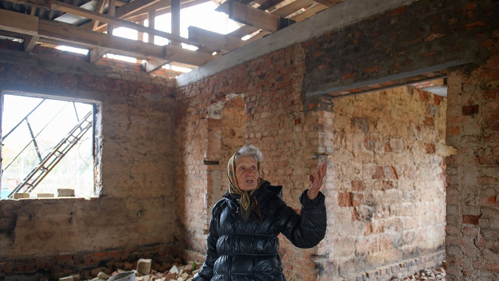 Les personnes âgées dont le logement a été détruit par les forces russes n'ont souvent pas d'autre choix que d'y rester, par manque de moyens. © Amnesty International