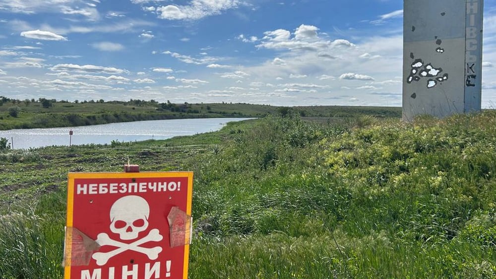 Des panneaux de signalisation indiquent les endroits où des mines ont été posées à l'intérieur et autour d'objets civils détruits à Bezimmine, dans l'oblast de Kherson. Voyage de recherche d'Amnesty International axé sur les efforts de déminage en Ukraine, mai 2024. © Amnesty International