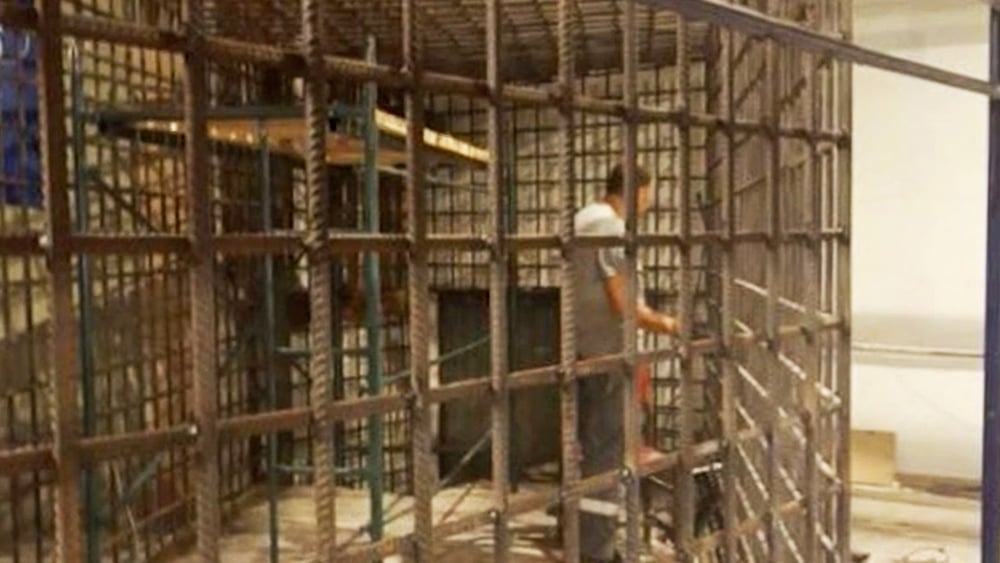 Montage d'une cage de procès à la Philharmonie de Marioupol, août 2022 (capture d'écran vidéo)  © Privé