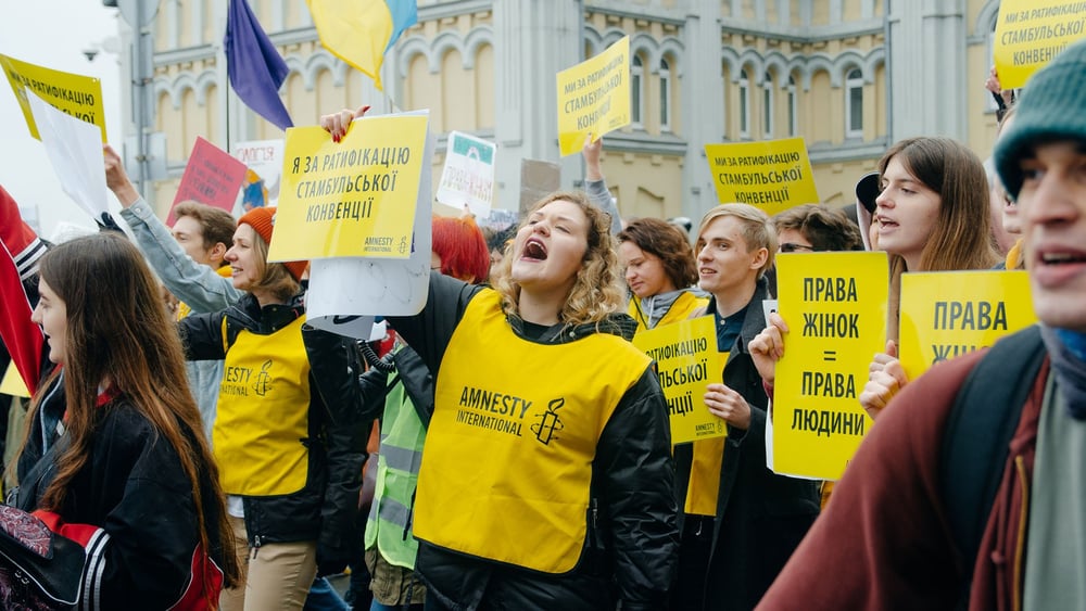 Les mouvements féministes étaient très actifs en Ukraine jusqu'au début de la guerre, comme lors des manifestations à l'occasion de la journée des droits des femmes du 8 mars 2020 à Kiev. © Amnesty International Ukaine