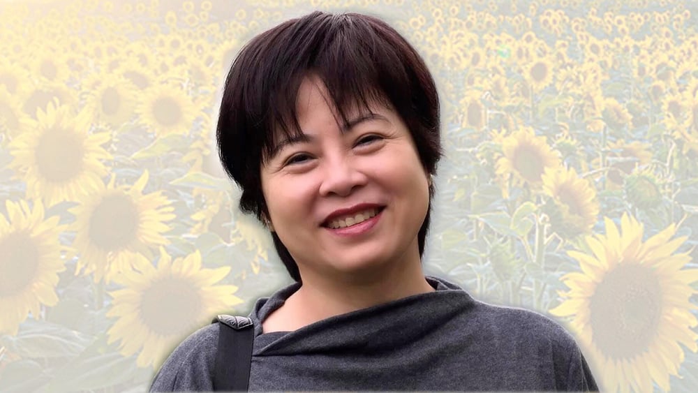 Photocollage © Portrait de Nguyen Thuy Hanh: Huynh Ngoc Chenh; champ de fleurs: phfilipposarci/pixabay.com